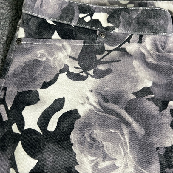 HUE Ladies Gray/White Floral Leggings/Jeggings - Size Large. - Picture 5 of 15